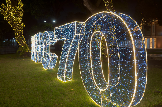 Imagem: letreiro luminoso "UFC 70" nos jardins da Reitoria