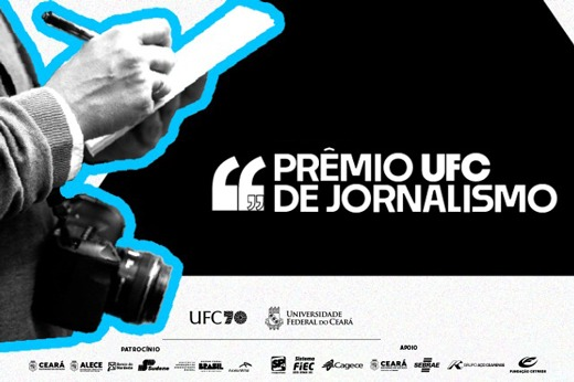 Imagem: frases com os dizeres Prêmio UFC de Jornalismo sobre um fundo preto. Ao lado esquerdo, em primeiro plano, aparecem as mãos de um homem de terno e uma câmera fotográfica pendurada no pescoço, escrevendo em uma folha de papel branca, parecendo se tratar de um jornalista apurando informações