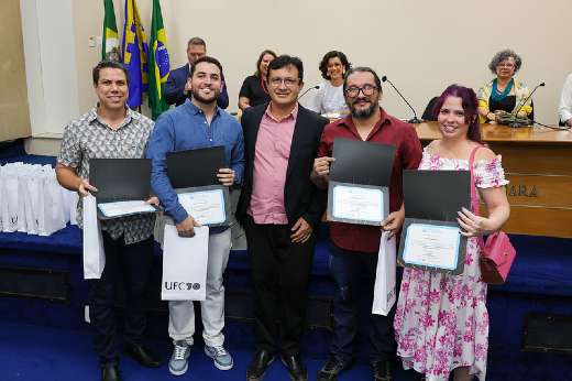 Imagem: cinco pessoas seguram certificados