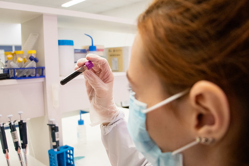 Imagem: mulher com máscara em laboratório