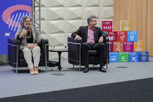 Imagem: A profª Diana Azevedo e o prof. Barros Neto, pró-reitora e pró-reitor adjunto da PROINTER, coordenam a equipe de implementação da Agência (Foto: Ribamar Neto/UFC) 