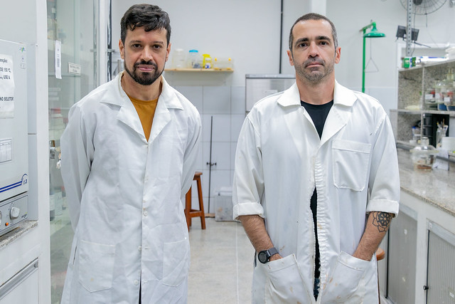 Tecnologia foi desenvolvida durante o doutorado de Leandro Miranda (esq.), sob orientação do professor Diego Lomonaco (dir.) (Foto: Guilherme Silva/UFC) Imagem: Tecnologia foi desenvolvida durante o doutorado de Leandro Miranda (esq.), sob orientação do professor Diego Lomonaco (dir.) (Foto: Guilherme Silva/UFC)