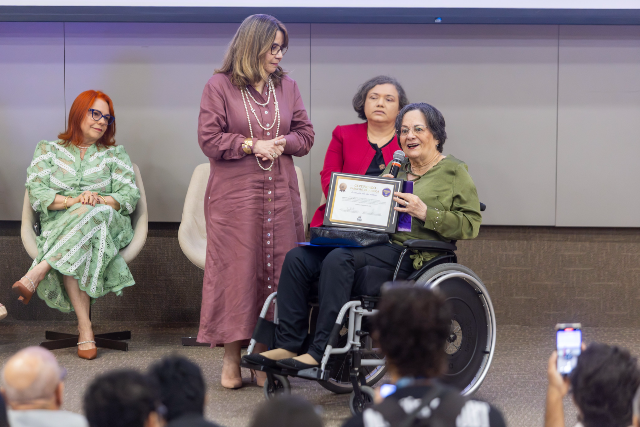 Maria da Penha Maia Fernandes, fundadora do Instituto Maria da Penha, estava entre os 56 agraciados (Foto: Guilherme Silva/Secom-UFC) Imagem: Maria da Penha é agraciada com o Selo Parceiro da Justiça 2025