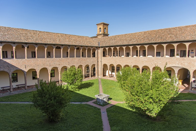 Imagem: pátio arborizado da Universidade de Ferrara, na Itália