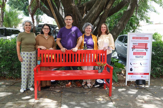 Imagem: reitor, vice-reitora e professoras da UFC se apoiam em banco vermelho na Reitoria