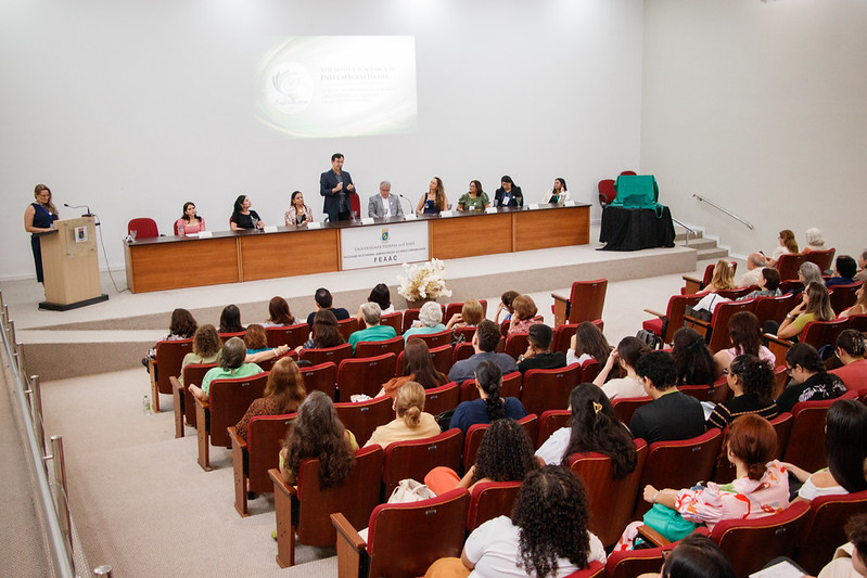 Imagem: Reitor da UFC discursa para integrantes da mesa com autoridades e para público participante do evento.