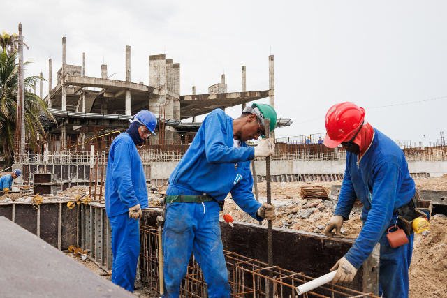 Imagem: Homens trabalhando na obra do campus Iracema