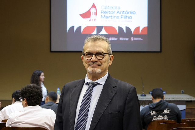 Imagem: Professor Martônio Mont'Alverne no auditório