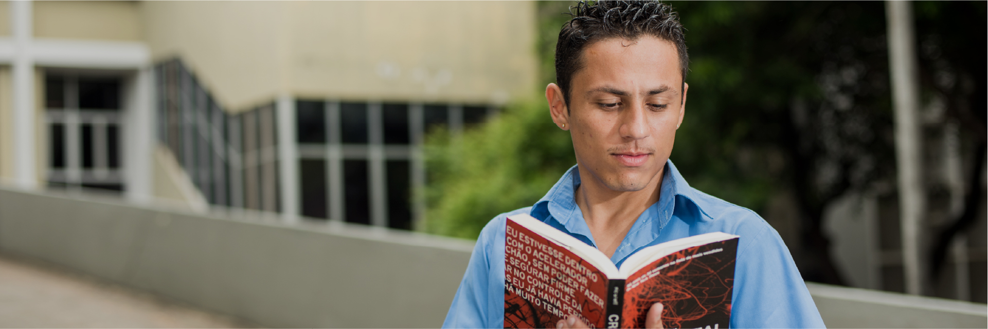 Salão com prateleiras de livros de uma biblioteca da UFC