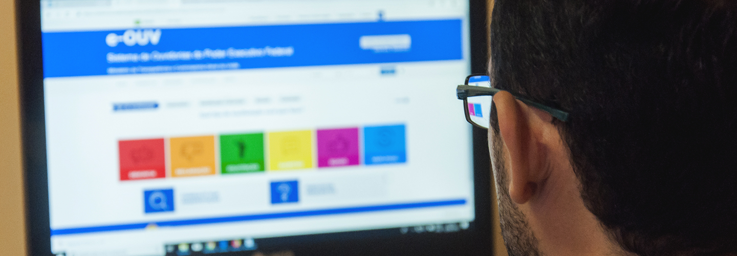 Tela de computador com a página web da plataforma e-OUV