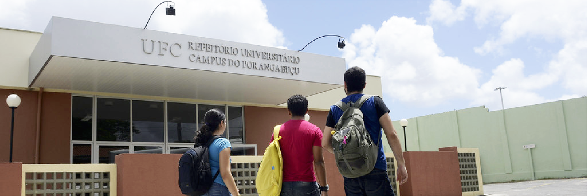 Três estudantes caminham em direção ao Restaurante Universitário do Campus do Porangabuçu