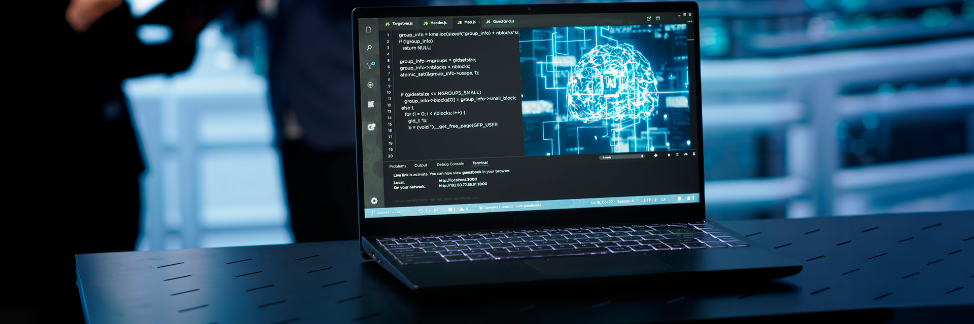 A imagem mostra um laptop em cima de uma mesa preta; na tela, uma imagem genérica com referência à IA